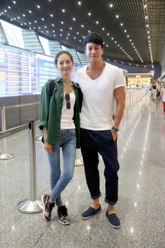 　　何润东夫妻俩今天下午搭机前往泰国，准备参加陈怡蓉在清迈举行的婚礼。记者余承翰／摄影