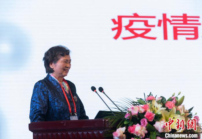 中国工程院院士李兰娟发表题为《疫情之下AI推动医疗健康新变革》的主旨演讲。　杨迪 摄