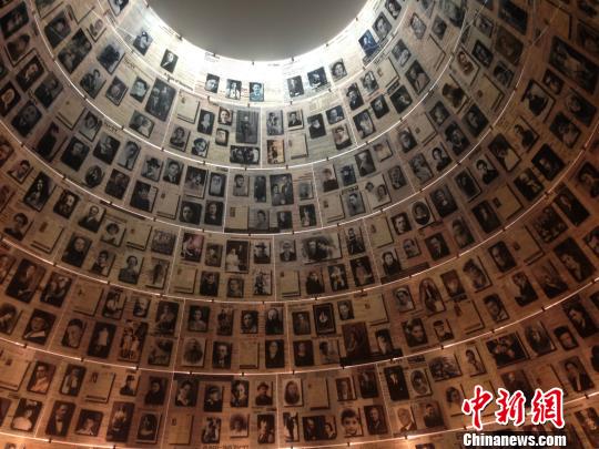 大屠杀纪念馆内死难者名字墙，目前已有420万个名字，也有些档案盒是空的，这意味着犹太人至今仍在寻找自己死难的同胞。　唐枫 摄